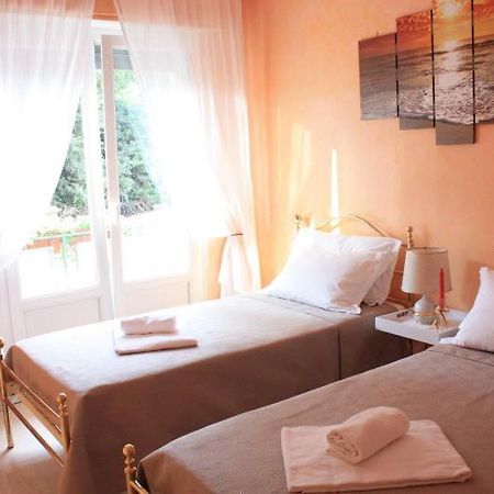 Apartment At Colosseo With Terrace Overlooking The Garden By Lyon Rome Bagian luar foto