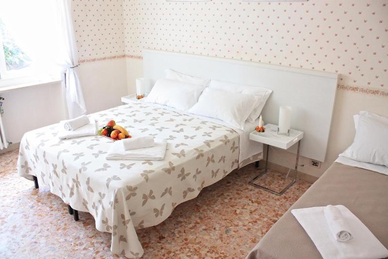 Apartment At Colosseo With Terrace Overlooking The Garden By Lyon Rome Bagian luar foto