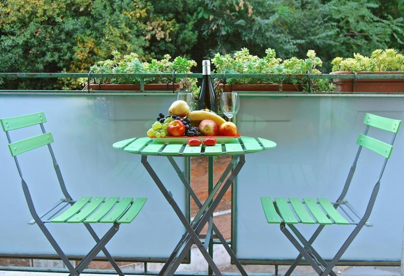 Apartment At Colosseo With Terrace Overlooking The Garden By Lyon Rome Bagian luar foto