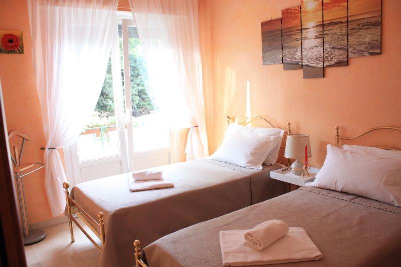 Apartment At Colosseo With Terrace Overlooking The Garden By Lyon Rome Bagian luar foto